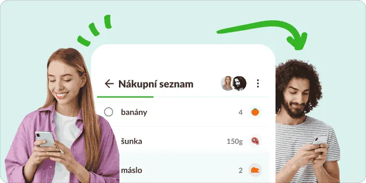 Žena a muž u svých telefonů a mezi nimi jeden sdílený nákupní seznam