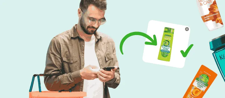 Man met mandje kijkt op zijn telefoon, die een foto van de juiste shampoo toont