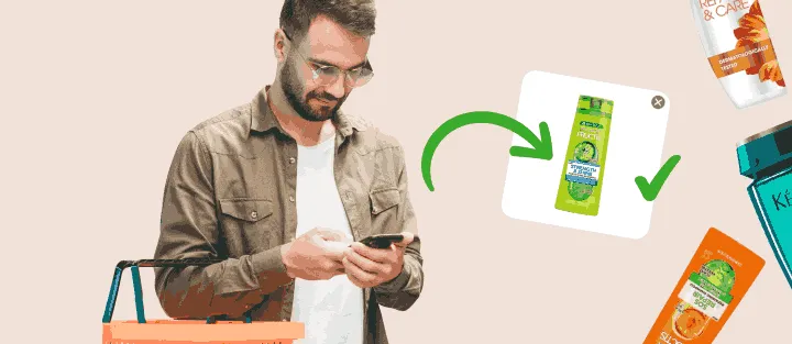 Bărbat cu coș se uită pe telefon lângă poza exactă a șamponului de cumpărat