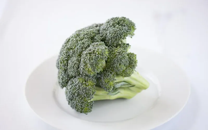 A photo of broccoli, illustrating how to store it