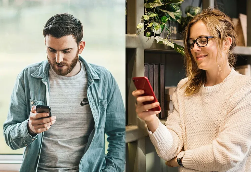 ひげの男性と眼鏡の女性が、それぞれ自分のスマホを見ている分割写真