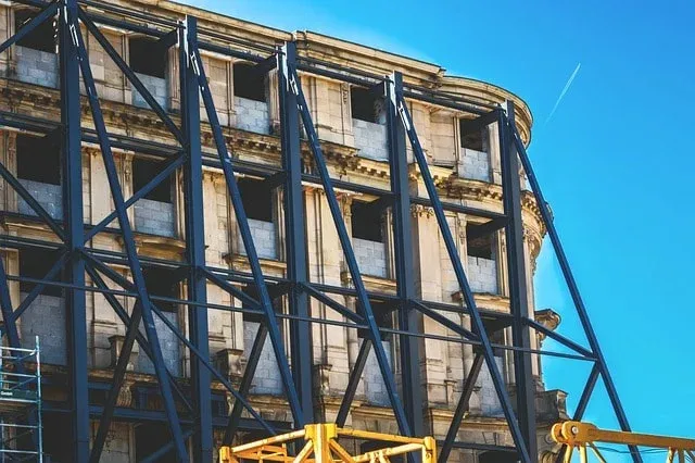 Façade d’un bâtiment ancien en rénovation, avec échafaudage et grue